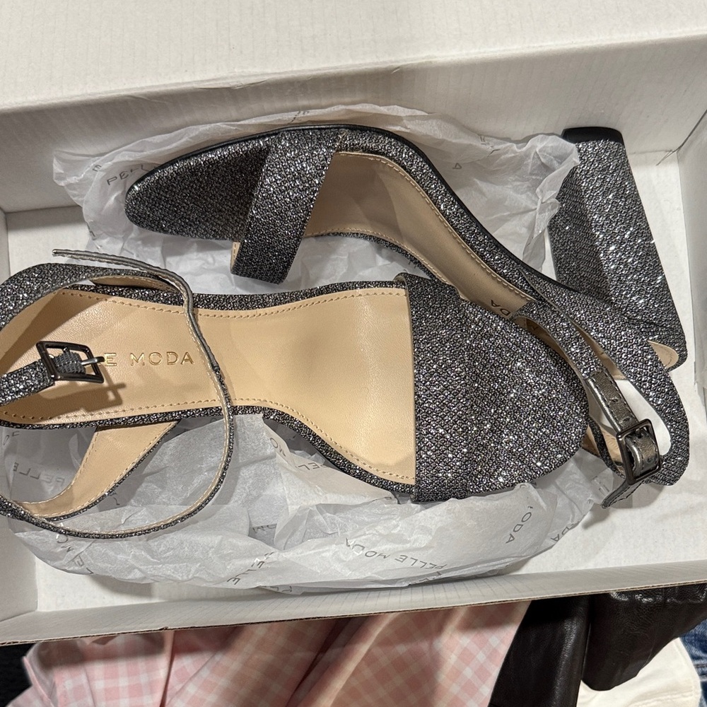 Moda Women's Sparkling Heels - Silver Glitter
New in box never worn!